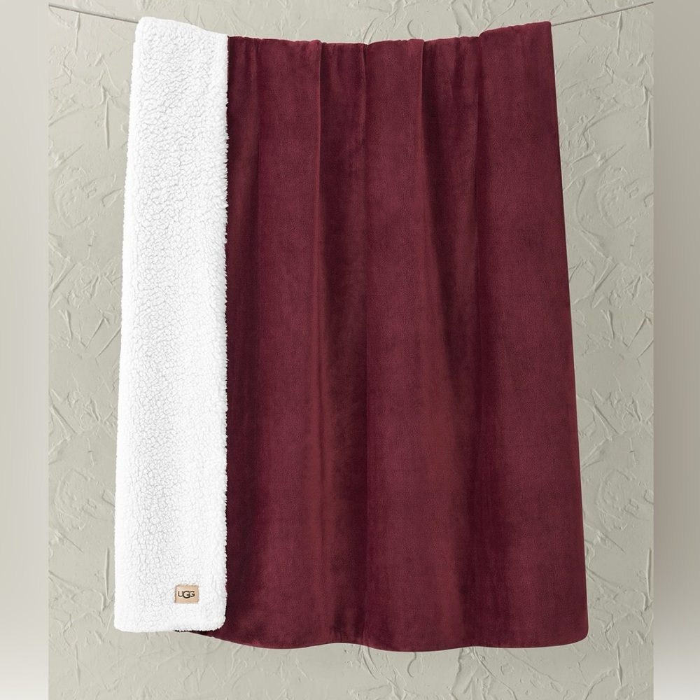 UGG Maroon and Cream Plush Throw, NEW sealed bag - Picture 3 of 7